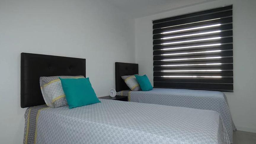 Apto Guarajuba Praia Condominio Porto Smeralda-100 Metros Da Praia ภายนอก รูปภาพ